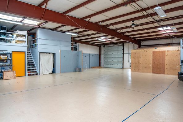 5950 Willow Ln, Lake Oswego, OR 97035